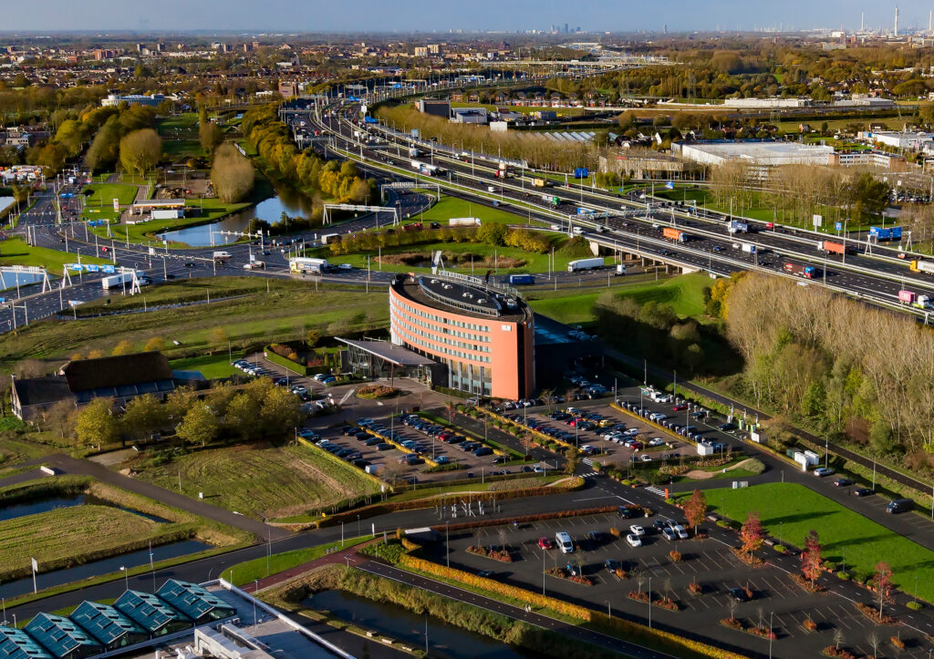 Luchtfoto van het van der Valk Hotel in Ridderkerk.