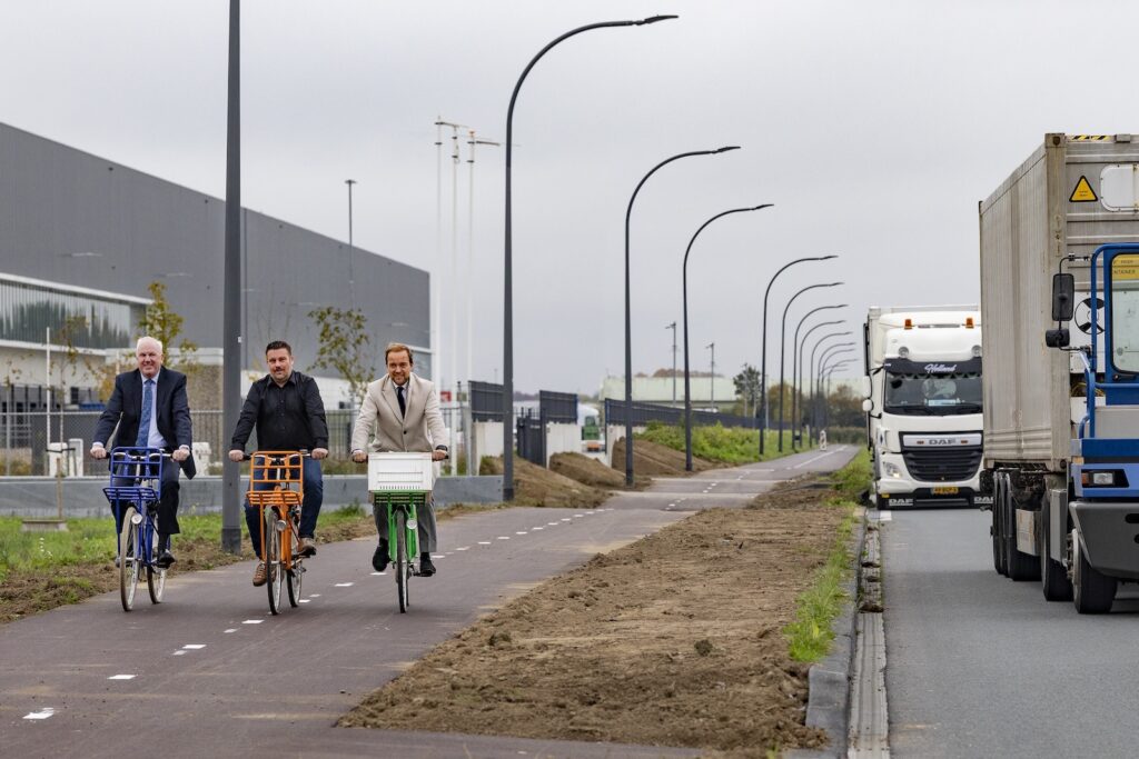 Leden van het bestuur van de Gemeenschappelijke Regeling Nieuw Reijerwaard proberen het nieuwe fietspad uit.
