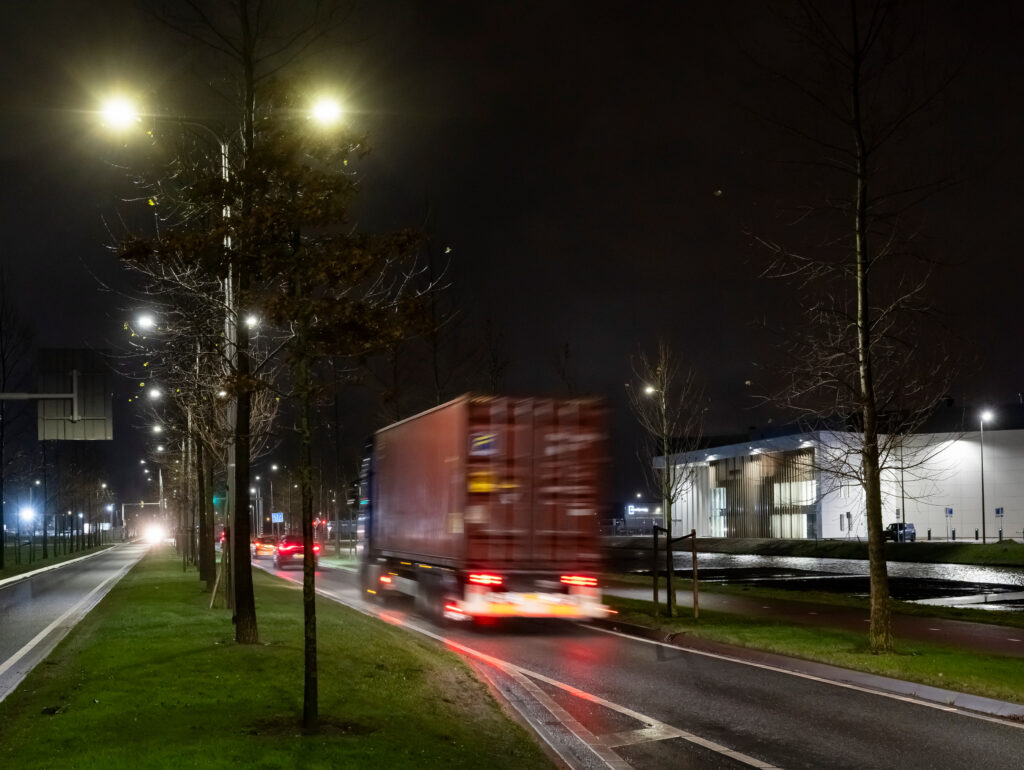 De Verbindingsweg op Nieuw Reijerwaard 's avonds