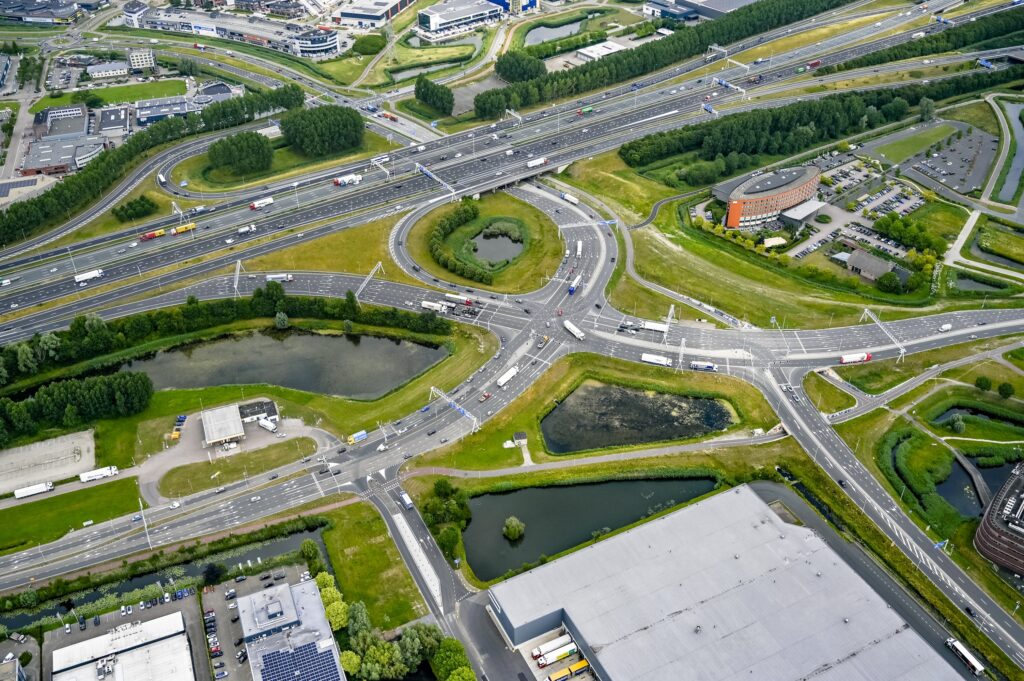 Luchtfoto van kruispunt de IJsselmondse knoop