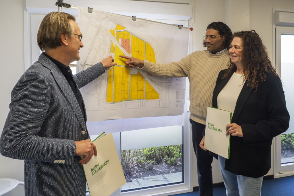 Foto van het tekenmoment van Masr Fruit op Nieuw Reijerwaard.