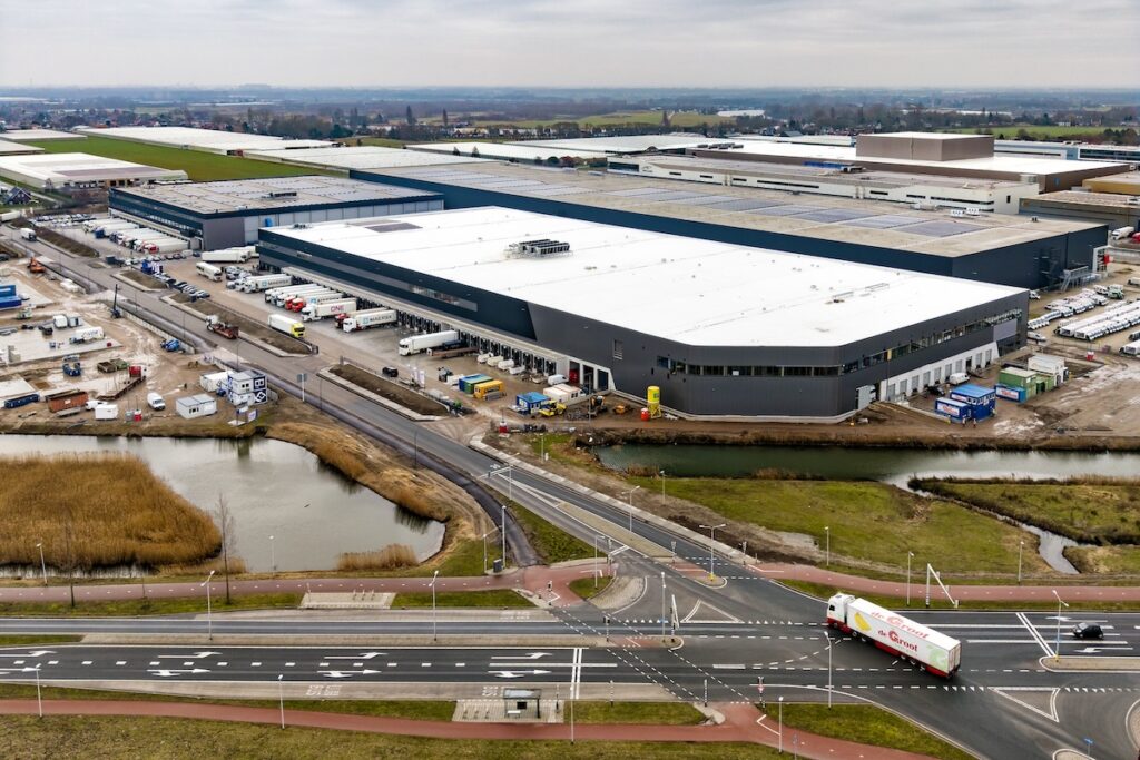 Luchtfoto van de nieuwe locatie van Kivits Logistics Group op Nieuw Reijerwaard