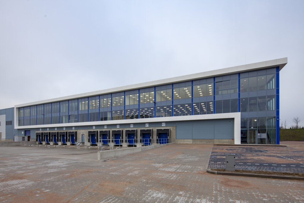 Logistiek centrum van VDH op Nieuw Reijerwaard met laaddocks voor vrachtwagens