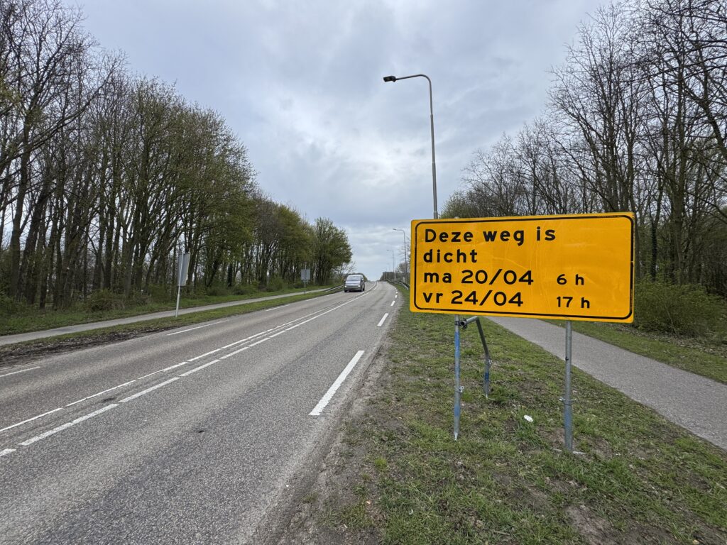 Bord dat aankondigt dat het viaduct richting Ridderkerk is afgesloten
