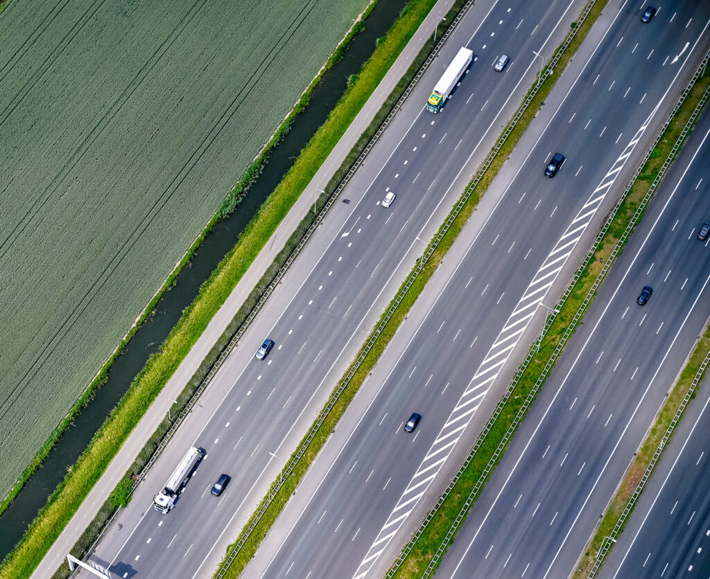 Luchtfoto van een snelweg bij bedrijventerrein Nieuw Reijerwaard