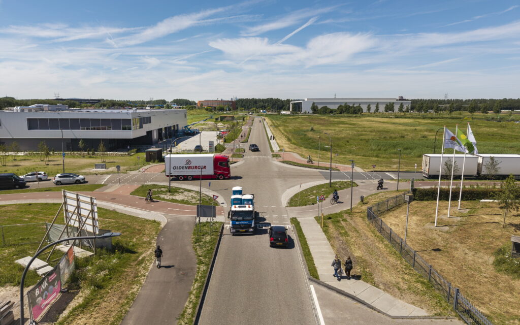 Foto van het kruispunt Voorweg-Laurierweg op Nieuw Reijerwaard, waar veel verkeer overheen komt