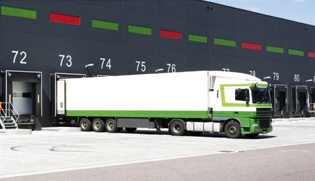 Loods met vrachtwagen
